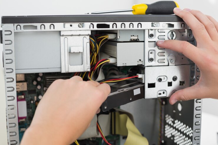 Foto técnico que trabaja en la computadora rota