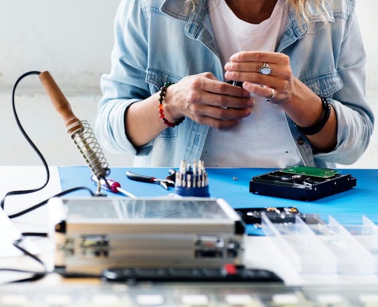 Foto técnico que trabaja en el disco duro de la computadora