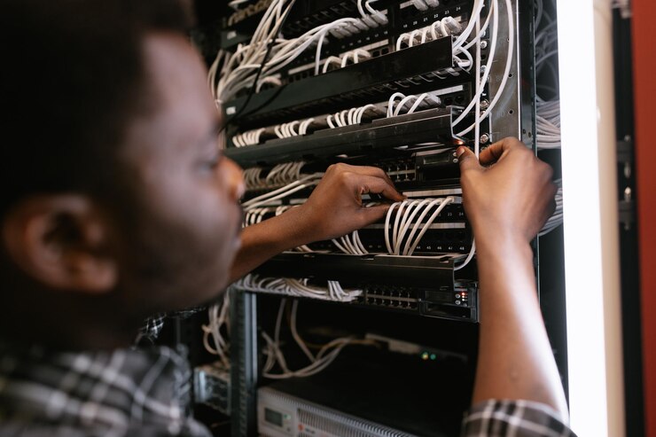 Foto técnico que trabaja en la instalación de servidores de red en un centro de datos durante el día