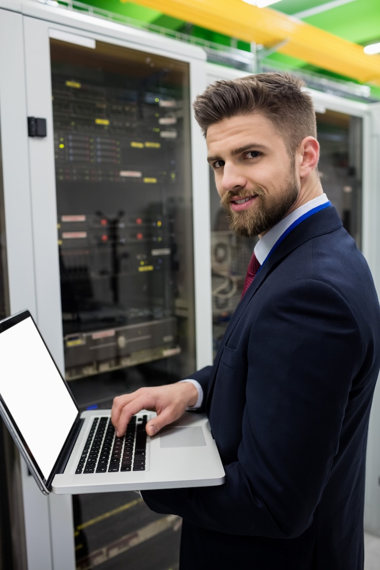 Foto técnico que usa una computadora portátil mientras analiza el servidor
