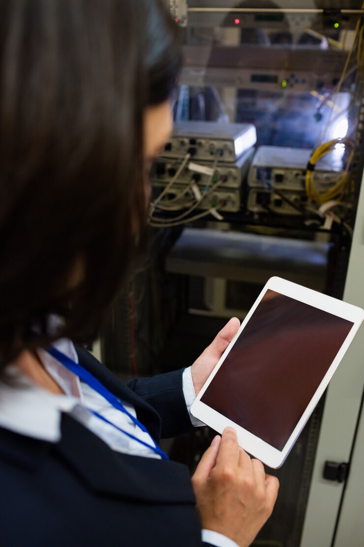Foto técnico que utiliza una tableta digital