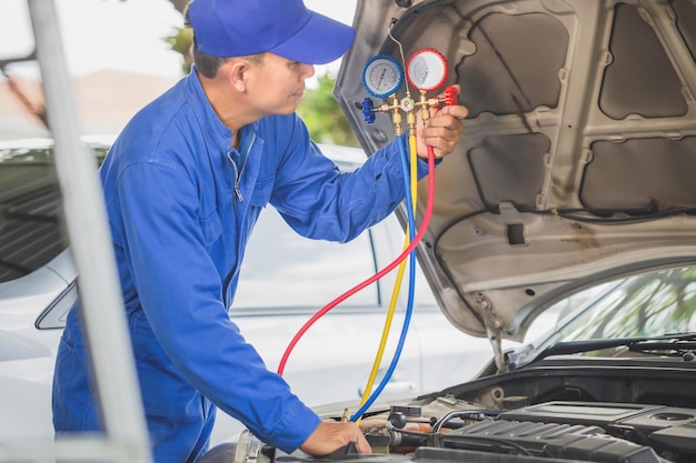 Foto técnico de reparación de aire acondicionado de automóviles comprobado sistema de aire acondicionado de automóviles recarga de refrigerante