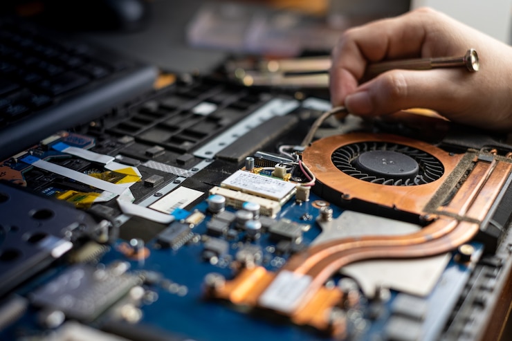 Foto técnico reparando una computadora portátil rota con un destornillador