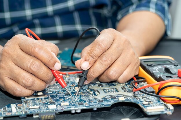 Foto técnico reparando dentro del circuito integrado del teléfono móvil el concepto de tecnología de hardware de datos