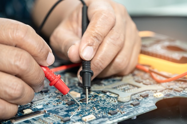 Técnico reparando dentro do circuito integrado do telefone celular o conceito de tecnologia de hardware de dados