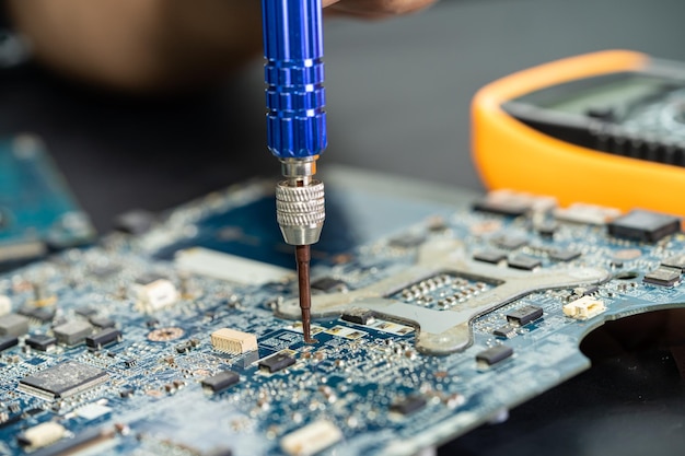 Técnico reparando dentro do circuito integrado do telefone celular o conceito de tecnologia de hardware de dados