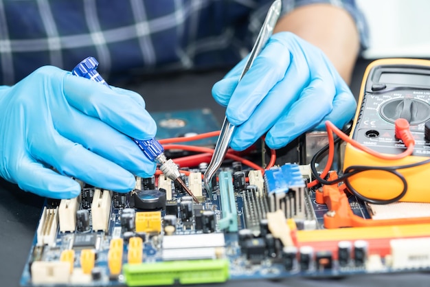 Técnico reparando dentro do telefone celular por circuito integrado de ferro de solda o conceito de tecnologia de hardware de dados