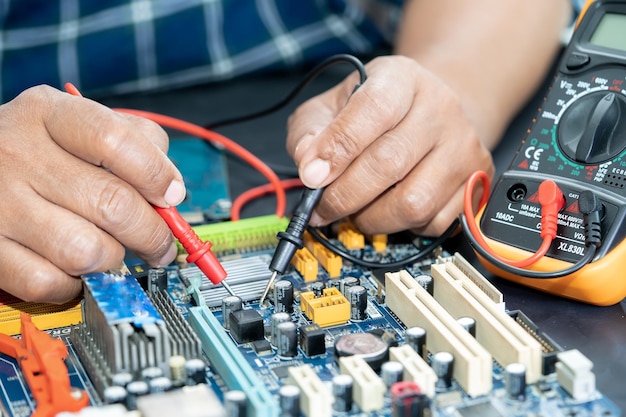 Técnico reparando dentro do telefone celular por circuito integrado de ferro de solda o conceito de tecnologia de hardware de dados