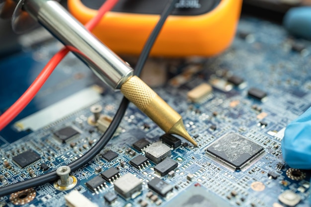 Técnico reparando el interior del disco duro mediante soldador. Circuito integrado. el concepto de datos, hardware, técnico y tecnología.