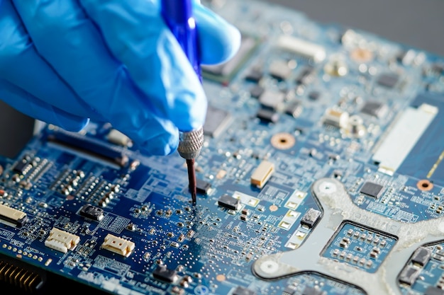 Técnico reparando el interior del disco duro mediante soldador.