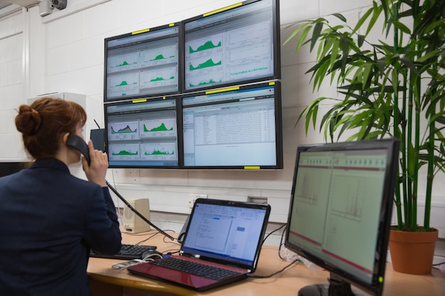 Técnico sentado en la oficina ejecutando diagnósticos