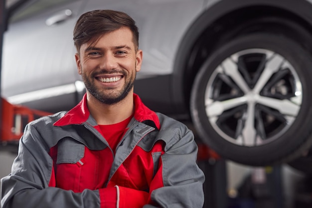 Técnico de sexo masculino alegre en garaje