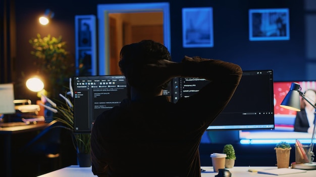 Técnico de software frustrado mientras actualiza código binario complejo