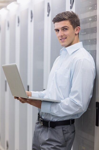 Técnico sonriente que usa su cuaderno