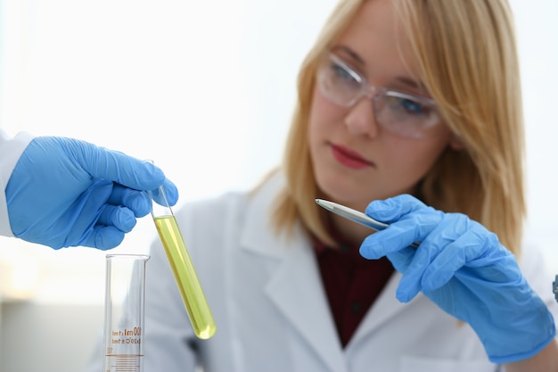 Foto técnico sosteniendo el tubo de muestra