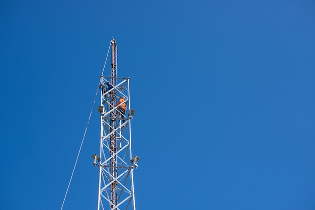 Técnico de trabajo en una torre de telecomunicaciones, el herrero trabajó en un poste de teléfono