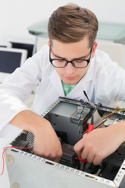 Técnico trabalhando em cpu quebrada com ferro de solda