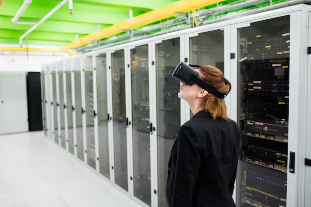 Técnico usando fone de ouvido de realidade virtual