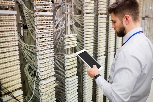 Técnico usando tablet digital ao analisar o servidor