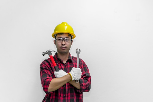 Técnico usar capacete com chave na mão isolar em fundo brancotailândia pessoasconceito do dia do trabalho