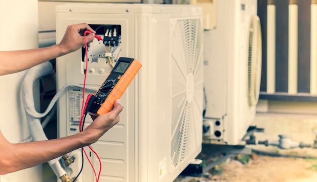 Técnico verificando o funcionamento do ar condicionado