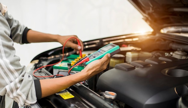 Técnico verificando o sistema elétrico do carro.