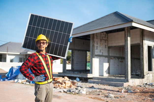 Técnicos carregando painéis solares prontos para serem instalados no telhado de um conjunto habitacional conceito de economia de energia e economia de custos Possui uma pequena empresa instalando painéis solares