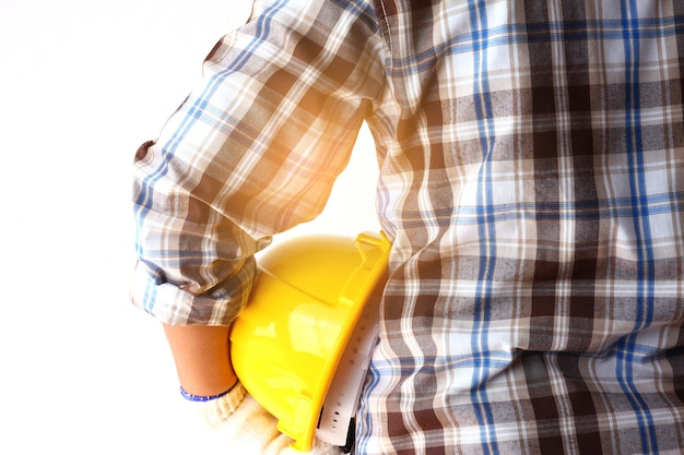 Técnicos para la construcción de edificios, sosteniendo un casco, amarillo.