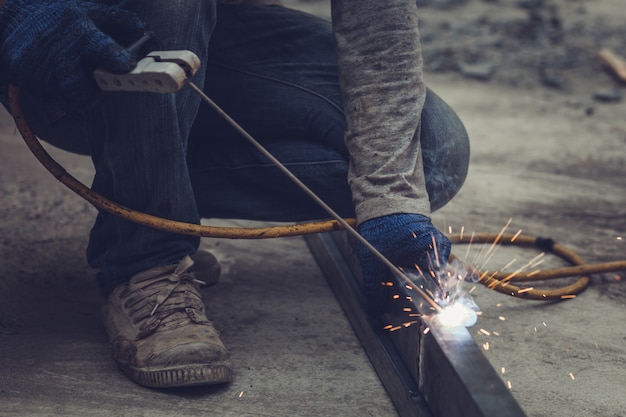 Técnicos de construção estão soldando aço