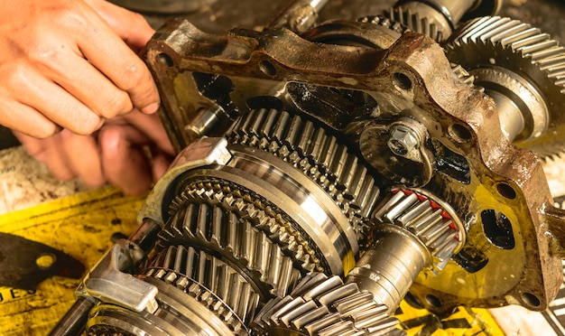 Foto los técnicos están reparando el equipo del automóvil.