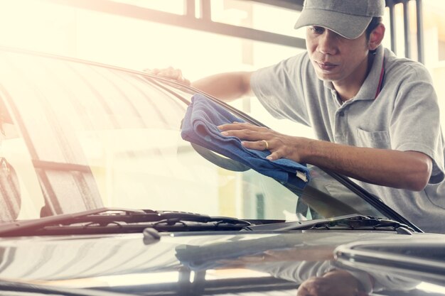 Los técnicos están utilizando cables para enchufar la batería del automóvil al cargador.