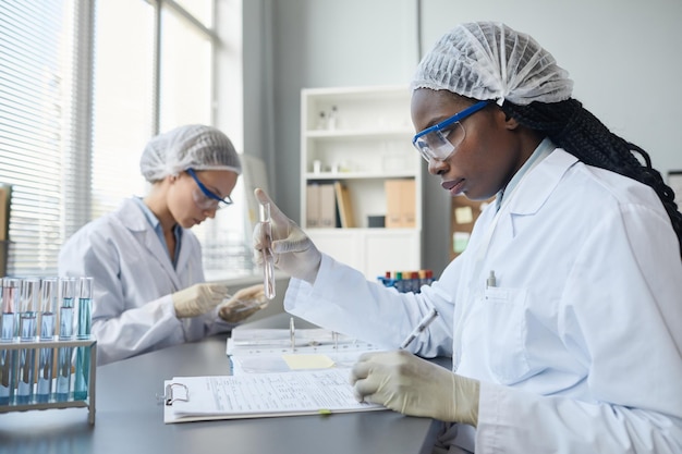 Técnicos femininos no laboratório de medicina