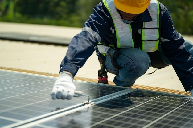 Foto técnicos hombres llevando módulos solares fotovoltaicos en el techo de la casa constructores con cascos