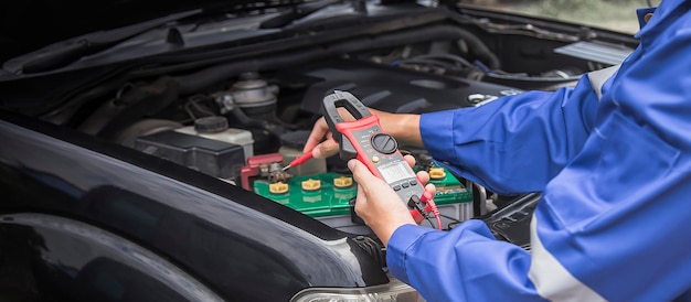 Los técnicos inspeccionan el sistema eléctrico del coche.