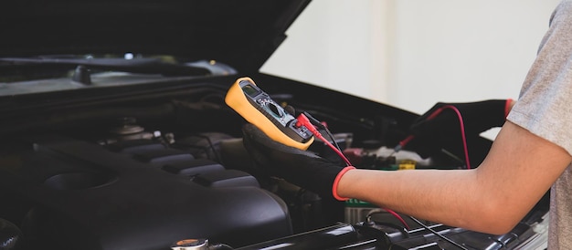 Técnicos inspecionam o sistema elétrico do carro