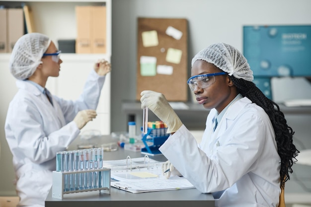 Técnicos no Laboratório de Medicina