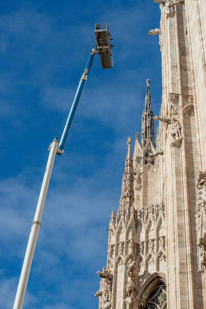 Técnicos en plataforma elevadora para plan de mantenimiento programado y estudio de los fenómenos de degradación de la catedral de Milán