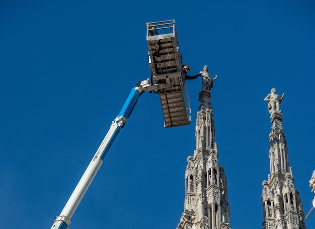 Técnicos en plataforma elevadora para plan de mantenimiento programado y estudio de los fenómenos de degradación de la catedral de Milán