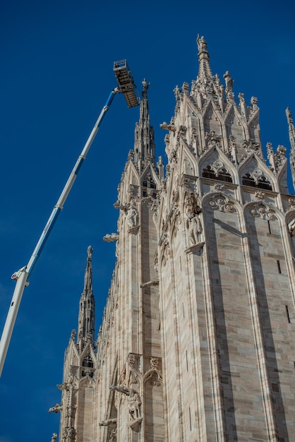 Técnicos en plataforma elevadora para plan de mantenimiento programado y estudio de los fenómenos de degradación de la catedral de Milán