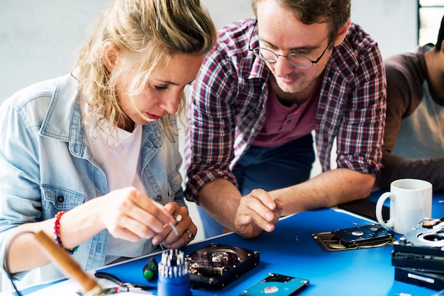 Foto técnicos que trabajan en el disco duro de la computadora