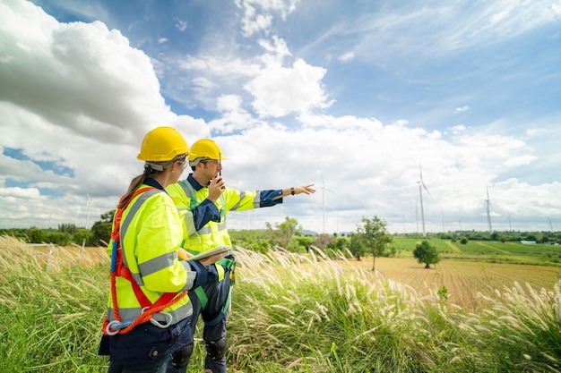 Técnicos en el sitio de construcción de turbinas eólicas, control y mantenimiento de generadores eólicos eléctricos