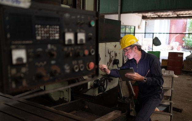 Los técnicos superiores inspeccionan y reparan los sistemas mecánicos en los gabinetes de control de la máquina para que la máquina vuelva a funcionar normalmente.