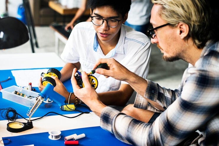 Foto técnicos trabajando en robot