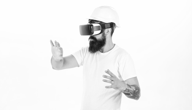 Tecnología 3d entretenimiento de realidad virtual ciberespacio y concepto de personas joven feliz con casco de realidad virtual o gafas 3d Hombre barbudo con gafas de realidad virtual en el estudio