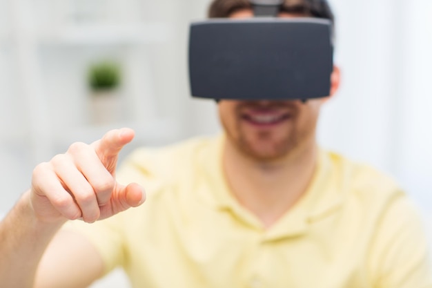 Tecnología 3d, realidad virtual, entretenimiento y concepto de personas: cerca de un joven feliz con auriculares de realidad virtual o gafas 3d jugando en casa