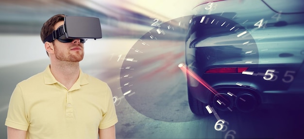 Tecnología 3d, realidad virtual, entretenimiento y concepto de personas: joven con auriculares de realidad virtual o gafas 3d jugando al juego de carreras de autos sobre el tacómetro y el fondo de la carrera callejera