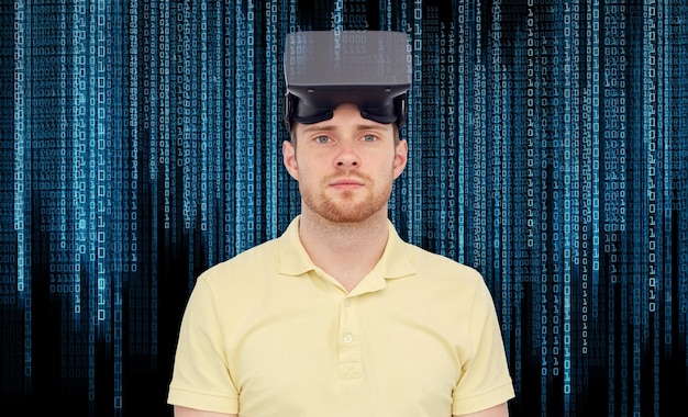 Tecnología 3d, realidad virtual, entretenimiento y concepto de personas: joven con casco de realidad virtual o gafas 3d sobre fondo de código de sistema binario