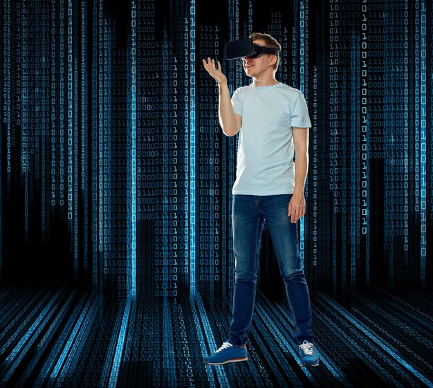 tecnologia 3d, realidade virtual, entretenimento, ciberespaço e conceito de pessoas - homem com fone de ouvido de realidade virtual ou óculos 3d jogando e segurando algo sobre fundo preto com código binário