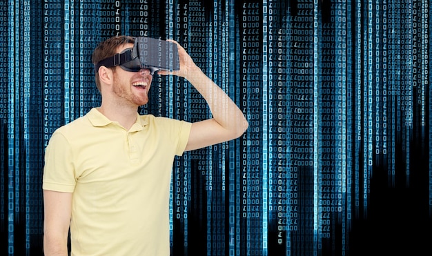 tecnologia 3d, realidade virtual, entretenimento e conceito de pessoas - jovem feliz com fone de ouvido de realidade virtual ou óculos 3d jogando jogo sobre fundo de código binário