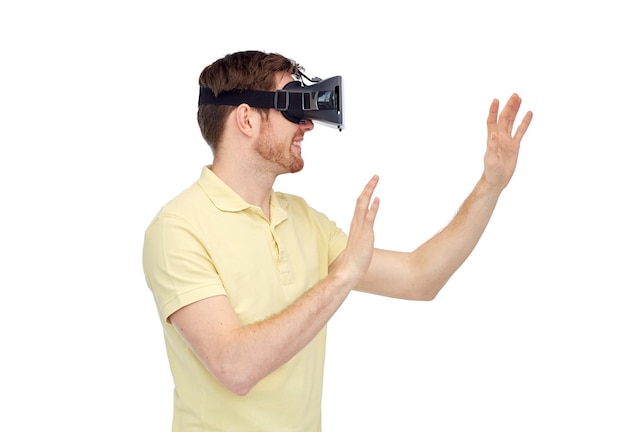 tecnologia 3d, realidade virtual, entretenimento e conceito de pessoas - jovem feliz com fone de ouvido de realidade virtual ou óculos 3d jogando jogo